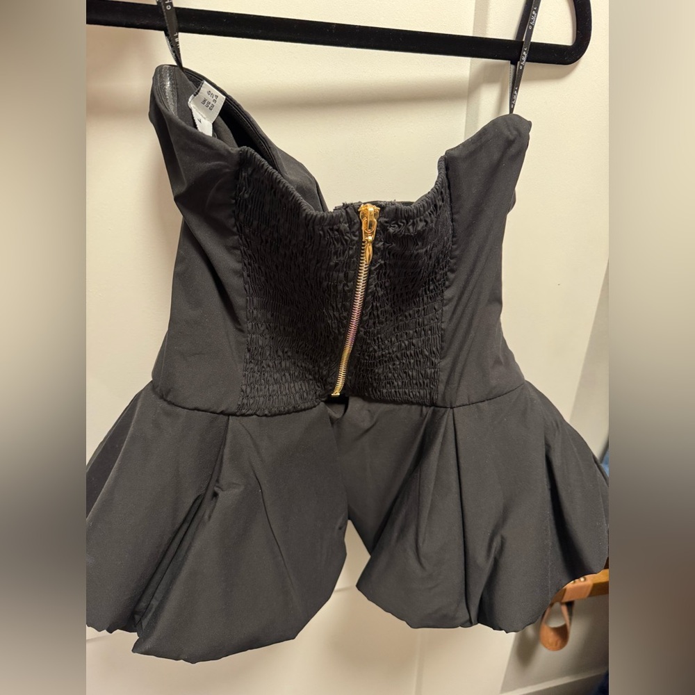 BLACK BANDEAU RUFFLE TOP - Picture 5 of 6